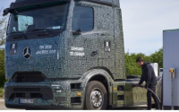 梅赛德斯-奔驰首次测试电动卡车兆瓦充电站
